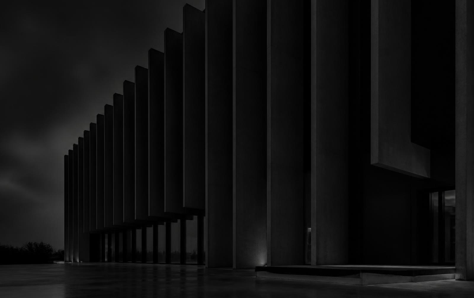 Arquitetura corporativa em preto e branco com linhas verticais